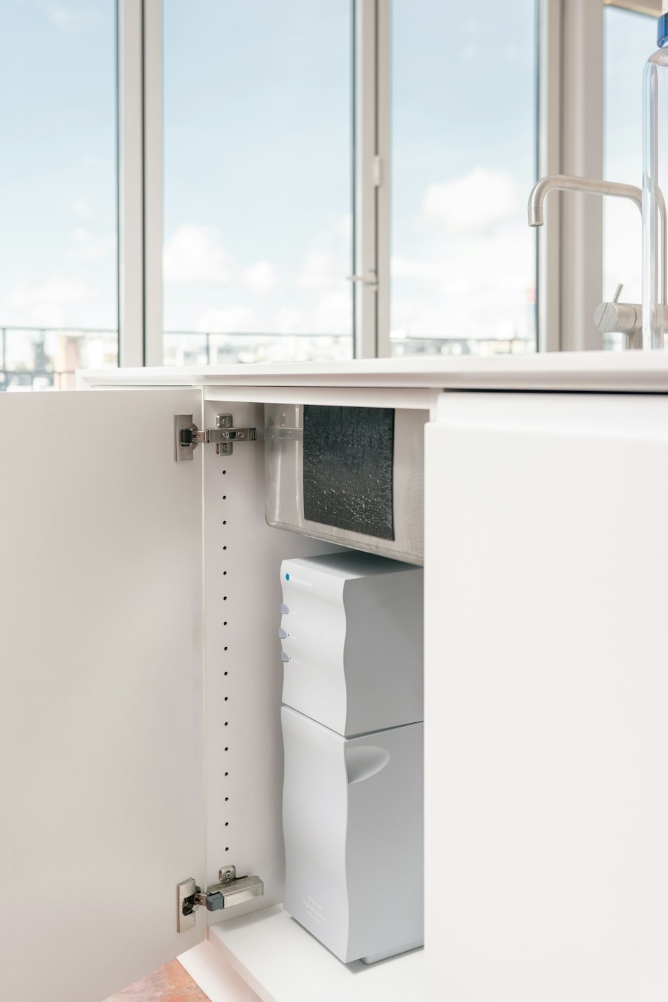 System filtracji wody zainstalowany pod zlewem kuchennym.